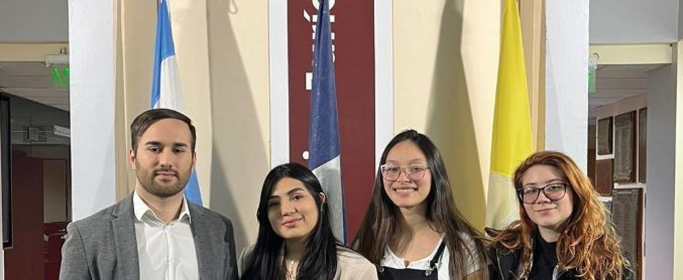 Prof. Abogado Maitre Federico Merino y estudiantes Julieta Bustamante, Sol Nappa y Mercedes Boubeta