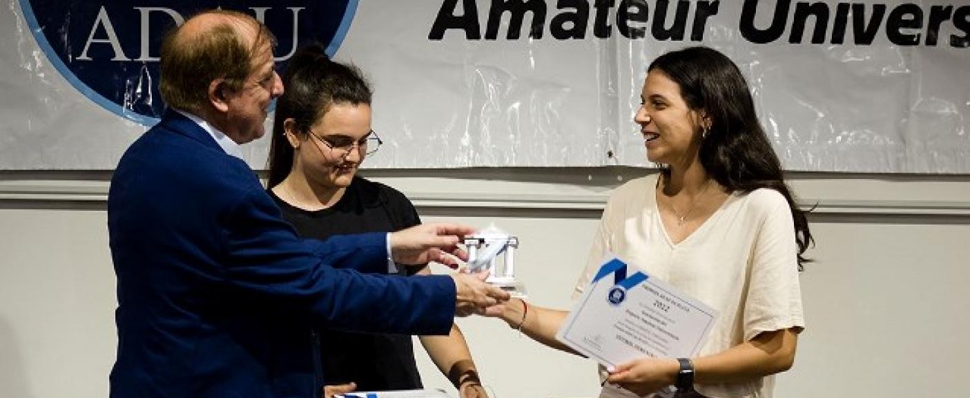 Constanza Urbieta recibe el ADAU de Plata 2022 como mejor jugadora de Fútbol Femenino.