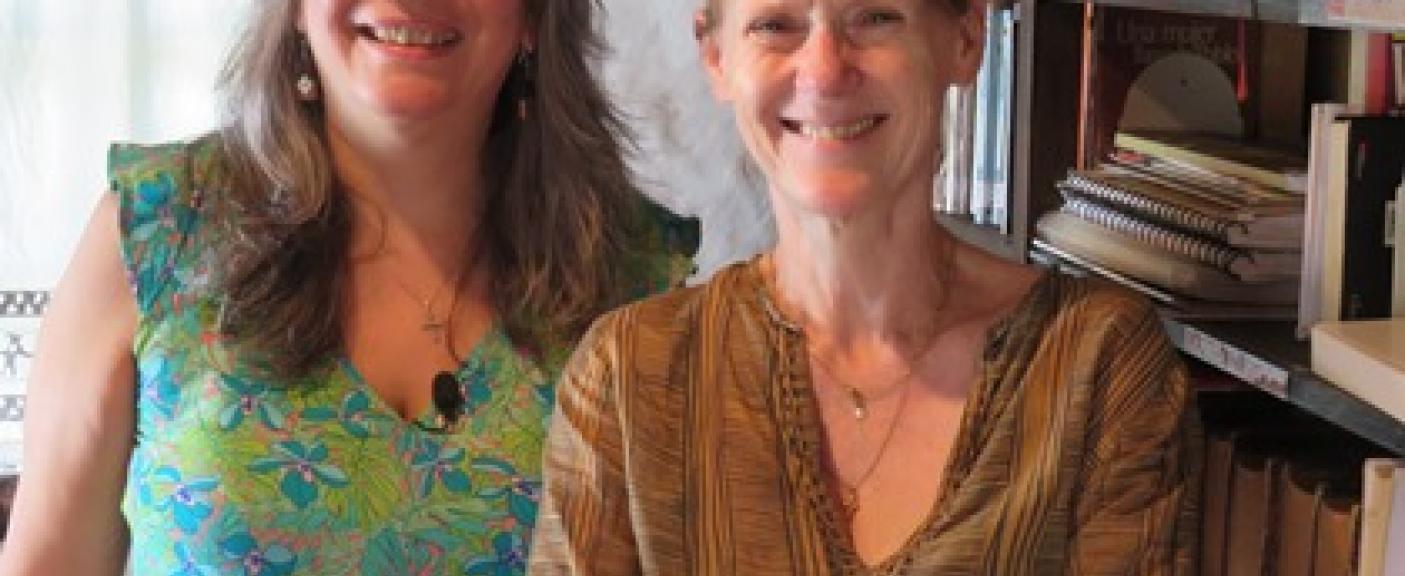 Martine Briand (periodista de TV France) y Liliana Rega (Directora de la Red de Bibliotecas USAL) en La Capataza, Biblioteca de la Fundación Atahualpa Yupanqui.