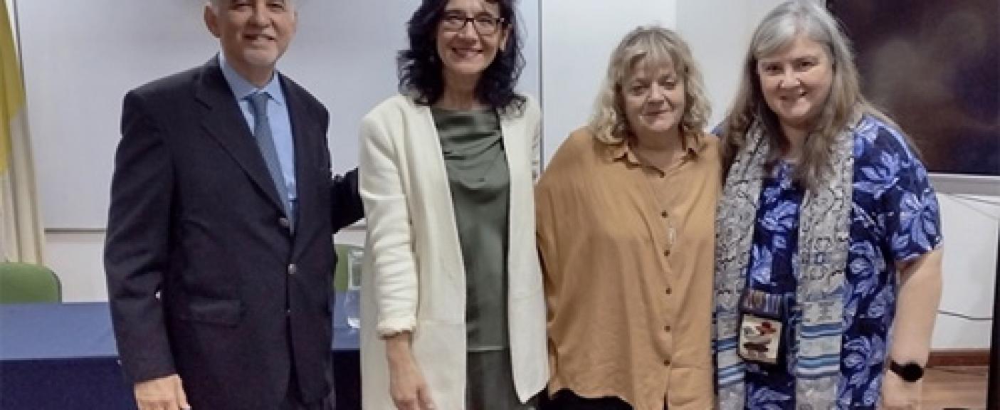 Dr. Bernardo Nante (Decano), Dra. Alexandra Testino Zafiropoulos (Directora de Relaciones Internacionales para la Facultad de Letras del Instituto Católico de París), Lic. María Elena Lenscak (Directora de la Escuela de Letras), Lic. Andrea Hudym (académica, referente de intercambio).