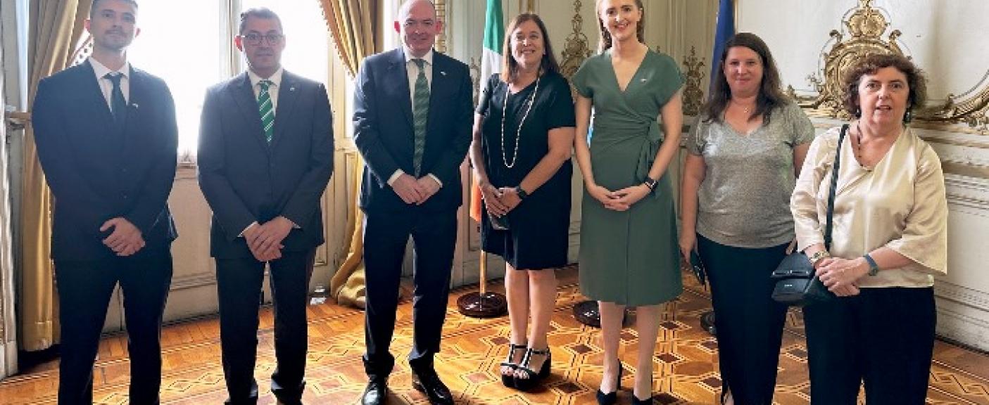 Diplomado Jeremías Rodríguez, Emb. Gerard McCoy, Attorney General Rossa Fanning, Directora Paula Ortiz, Cónsul Sarah Maguire, Prosecretaria Verónica Repetti, Profesora Dra. María Eugenia Cruset.