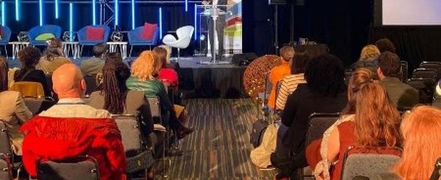 Guillaume Gibert durante el Foro "Ciencia en francés en Quebec y en el mundo" el 27 de abril, organizado por Fonds de Recherche du Québec, en Montreal.