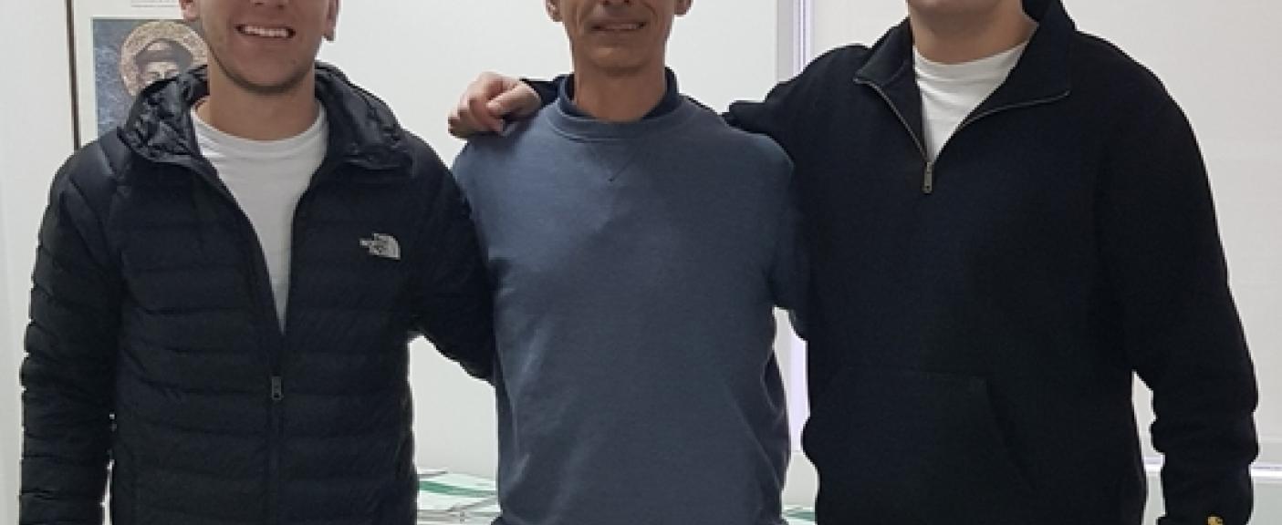 Unai Larrinaga y Markel Molinuevo junto al Director de la Carrera Actividad Física y Deportiva, Lic. Damián Sabelli.