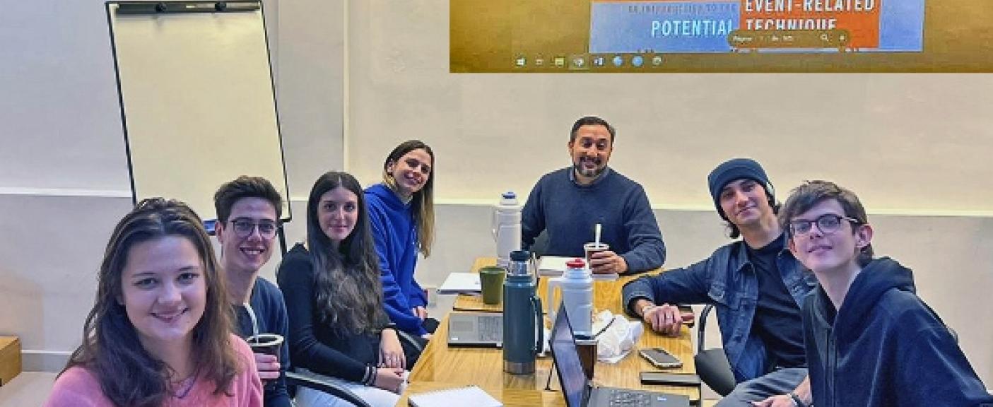 Alumnos de la carrera de psicología en los seminarios sobre EEG dictados por el Dr Andreau