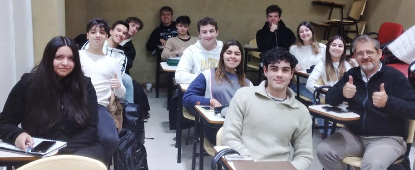 Christophe Chabrot junto a los estudiantes de primer año de la carrera de Abogacía