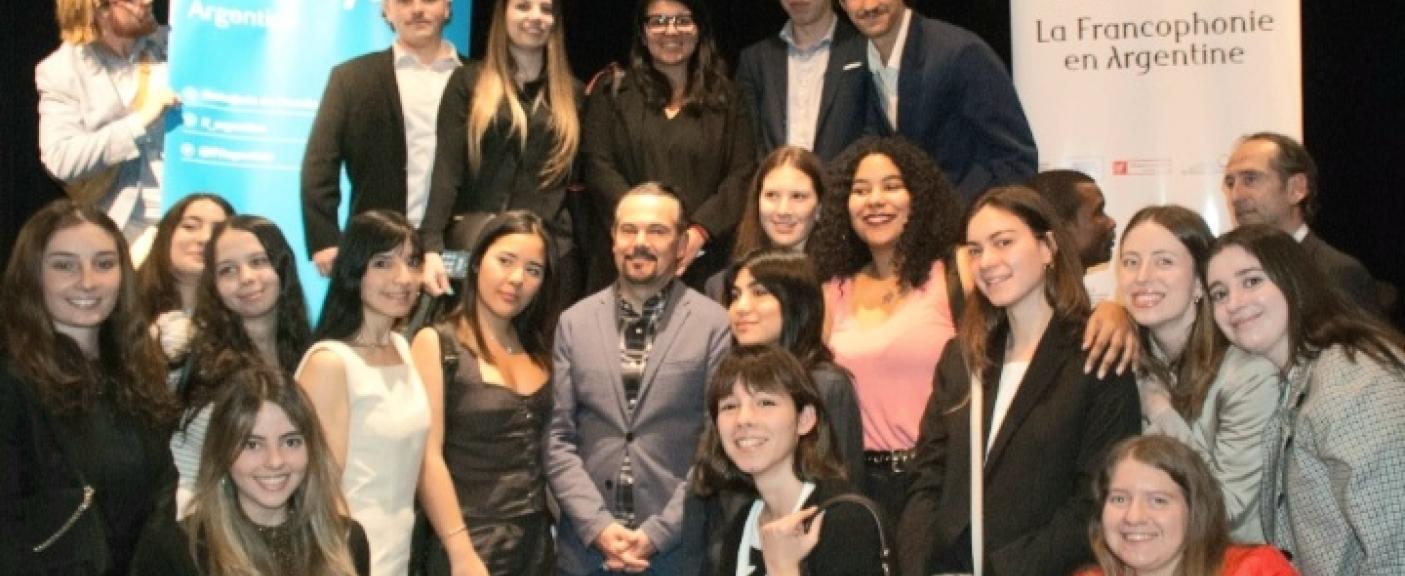 Los estudiantes con S.E. Romain Nadal, Embajador de Francia en Argentina. Agradecemos al Vicepresidente del Club Francófono USAL, Florencia Allievi, por el envío de la foto.