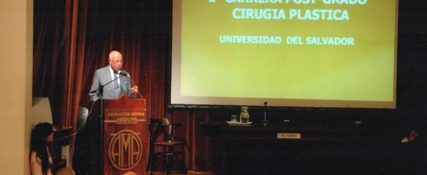 El Prof. Dr. Fortunato Benaim dictando una conferencia en la Asociación Médica Argentina (2013), destacando la carrera de Especialistas de Cirugía Plástica de la USAL. 