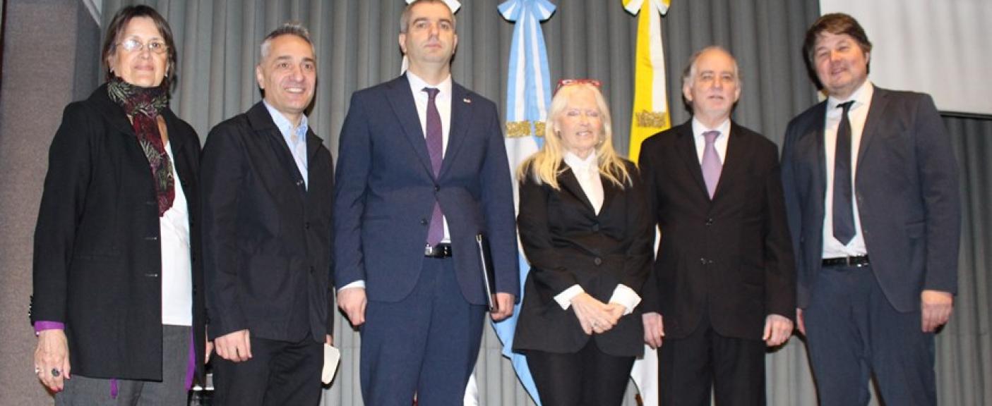 Dra. Elena Oliveras, Profesora Emérita de los Posgrados de Arte, USAL; Dr. Gotcha Gaois, artista plástico; S. E. Gvaram Khandamishvili, Embajador de Georgia; Dra. María del Carmen Magaz, Profesora Emérita de los Posgrados de Arte, USAL; Dr. Bernardo Nante, Decano de la Facultad de Filosofía, Historia, Letras y Estudios Orientales, USAL y Legislador Marcelo Guouman, Legislatura de la Ciudad de Buenos Aires. 