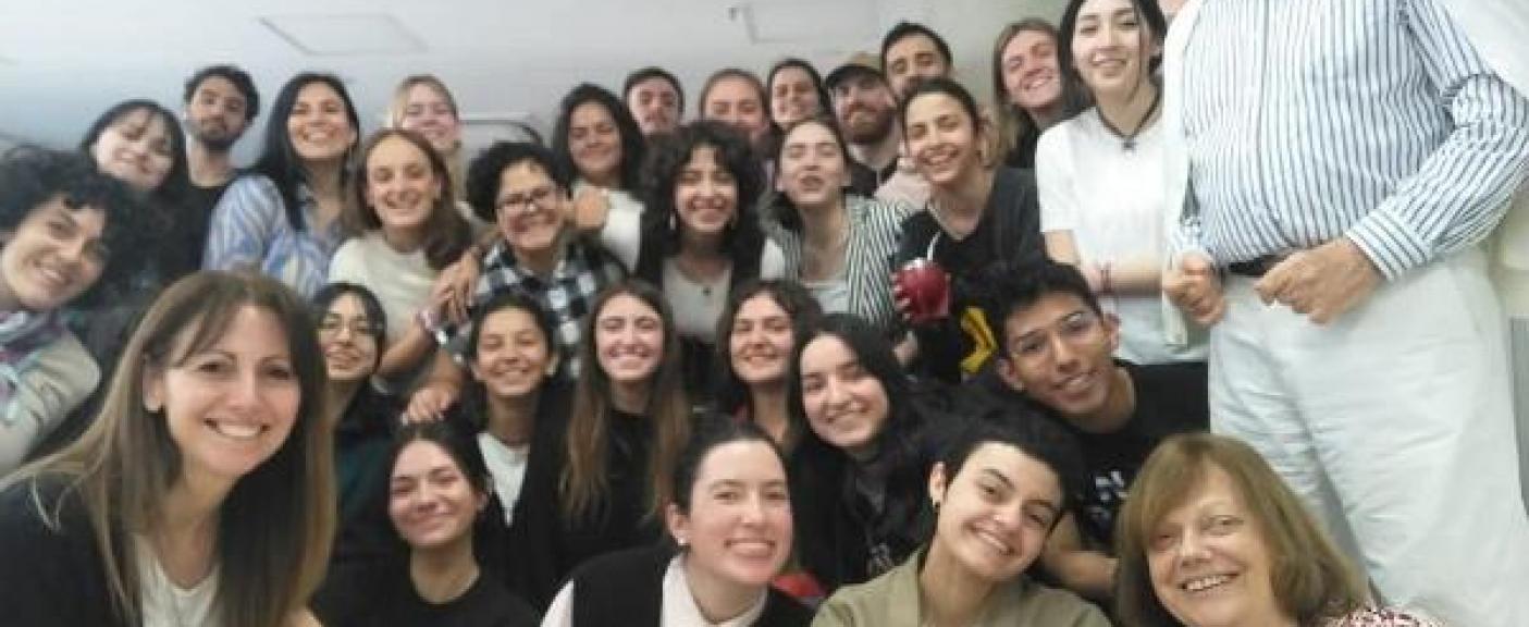 Gabriela Wagner con alumnos de la carrera de Musicoterapia y el Dr. Rodolfo Benenzon invitado para una Clase Magistral el 10 de octubre 2023.