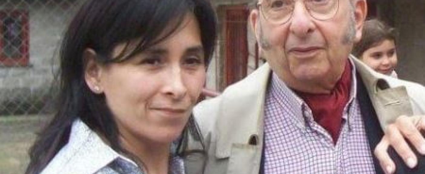 Marìa Victoria Rodriguez Egaña junto a su padre