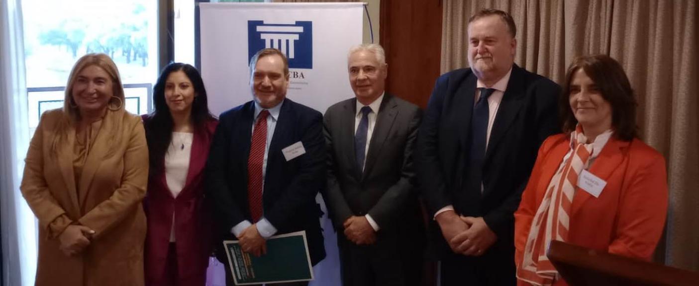 Dra. Marcela Ruiz (Presidente de la Federación Argentina de la Magistratura -FAM-); Eleonora Cano (Secretaria Académica de la Facultad de Ciencias Jurídicas); Dr. Vicente Atela (Presidente de REJUCCBA); Dr. Sergio Torres (Presidente de la Suprema Corte de Justicia de la Pcia. de Buenos Aires); Dr. Claudio Santagati (Docente USAL); Soledad de Vedia (Vice Pte. REJUCCBA).