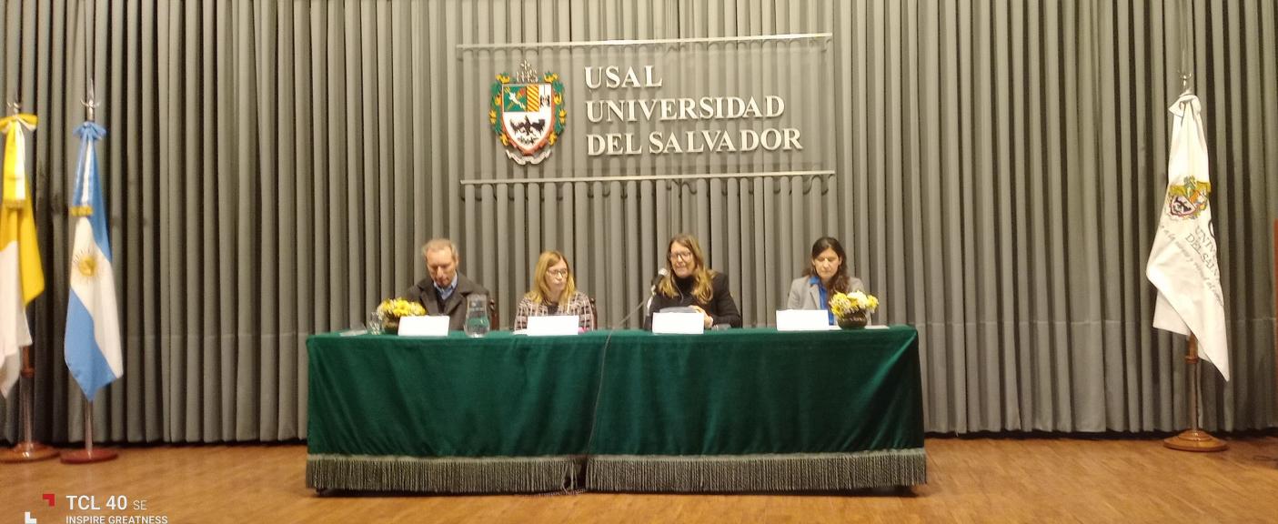 Panel de Apertura: Dr. Alejandro Herrero, Director del Doctorado en Historia; Mgtr. Claudia Pelossi, Decana de la Facultad; Romina Cavalli, Vicerrectora Académica y la Lic. Esp. Alicia Martín, Directora de la Licenciatura en Historia.