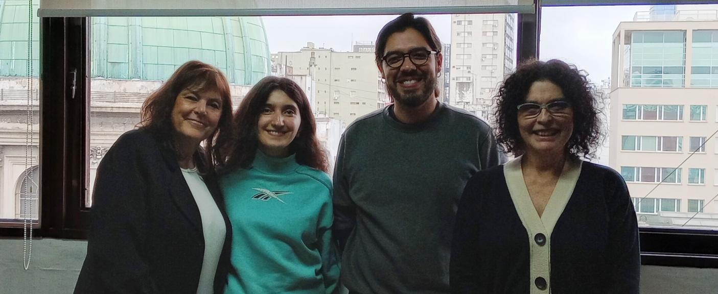 Dra. Andrea de Vita (Responsable Programa Erasmus), Lía Dekanadze, Emilio Moreno Villanueva (alumnos) y Flavia Soldano Deheza (Responsable Programa Erasmus) 