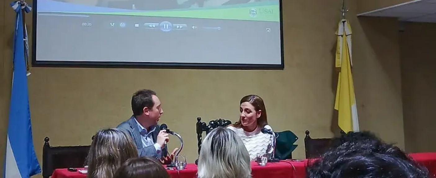 Carolina Amoroso, junto a Fernando Gorza, Director de las Licenciaturas en Periodismo y Periodismo Deportivo.