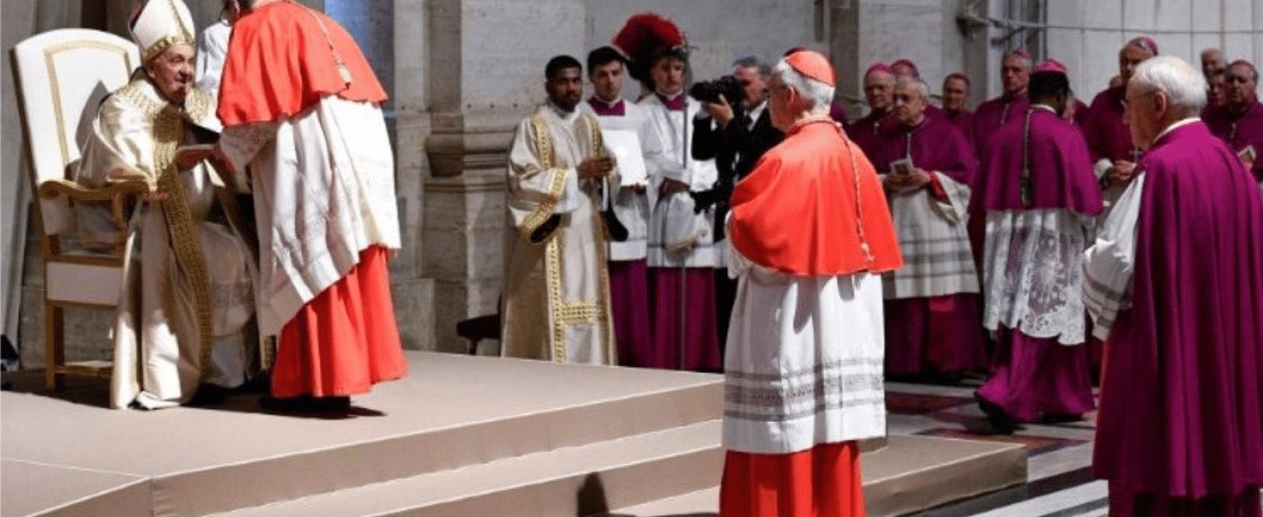 El Papa entrega la bula de convocatoria del Jubileo Ordinario de 2025, "Spes non confundit", a los arciprestes de las Basílicas Papales de Roma, a algunos representantes de la Iglesia esparcida en el mundo y a los Protonotarios Apostólicos.