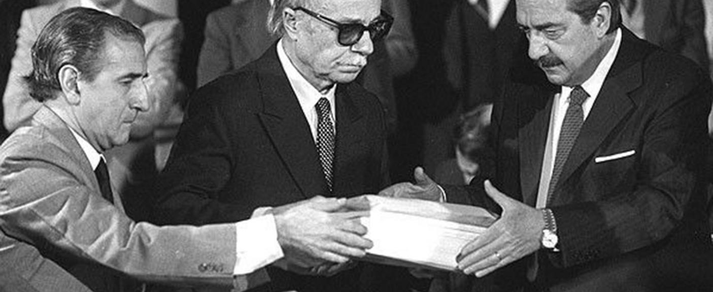 Ernesto Sábato entrega el informe de la Comisión Nacional sobre la Desaparición de Personas (CONADEP) al Presidente Raúl Alfonsín el 20 de septiembre de 1984. El informe, conocido como Nunca Más, fue el resultado de la investigación de la CONADEP sobre los crímenes de la dictadura militar.  