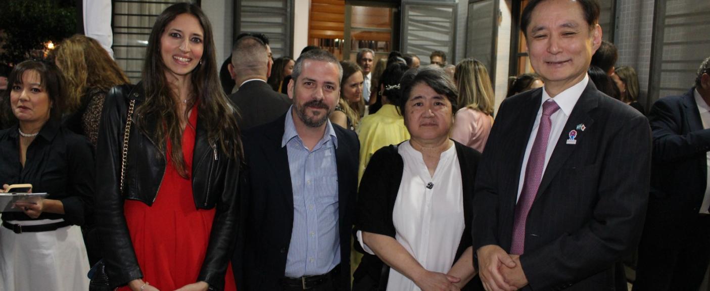 Acompañan al Embajador Yamauchi Hiroshi, el Director y las docentes de Estudios Orientales: Dr. Juan Bautista García Bazán, Dra. Cecilia Onaha y Mag. Marina Barrionuevo. 