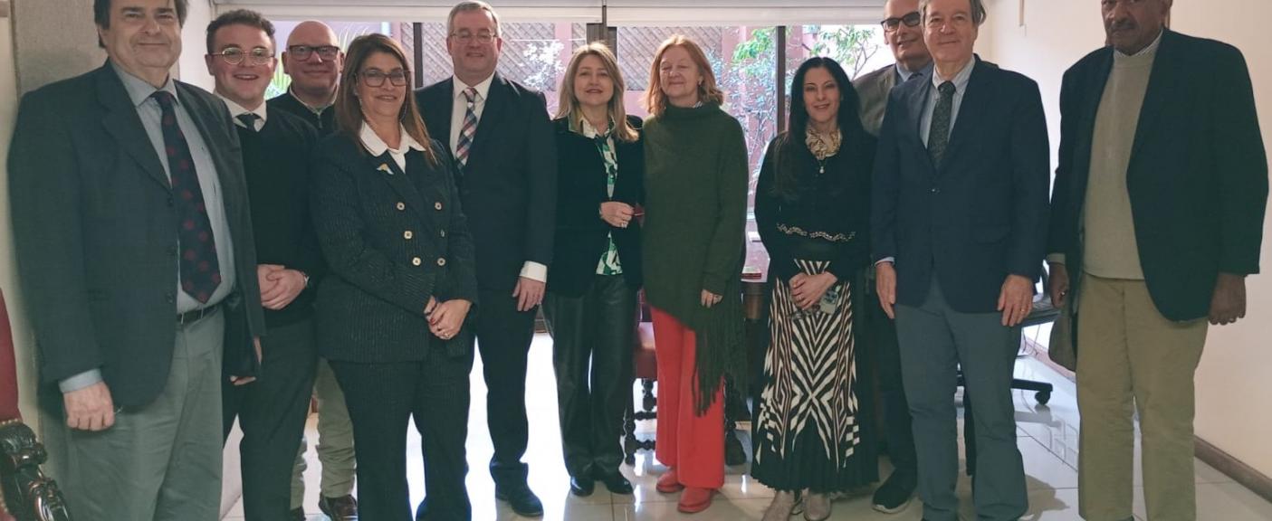 Invitados con los profesores de la USAL que participaron de las actividades: Prof. Leila Devia, Prof. Adrián González Illing, Prof. Patricio Ponferrada, Prof. Santiago Aversa, Prof. Carlos Bonetti, Prof. Ángel O. Piazza y Prof. Carlos I. Guaia, el graduado Esteban Prelat, la alumna María Joaquina Prelat y las autoridades de la Facultad: Livia M. Uriol, Martina L Rojo, Amparo Valladares Canals y María Eleonora Cano.   