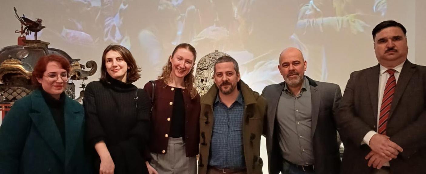 Estudiantes USAL junto con los directores de las carreras de Estudios Orientales y de Historia y Gestión de las Artes, y el Presidente de la Red de Apoyo del Museo.