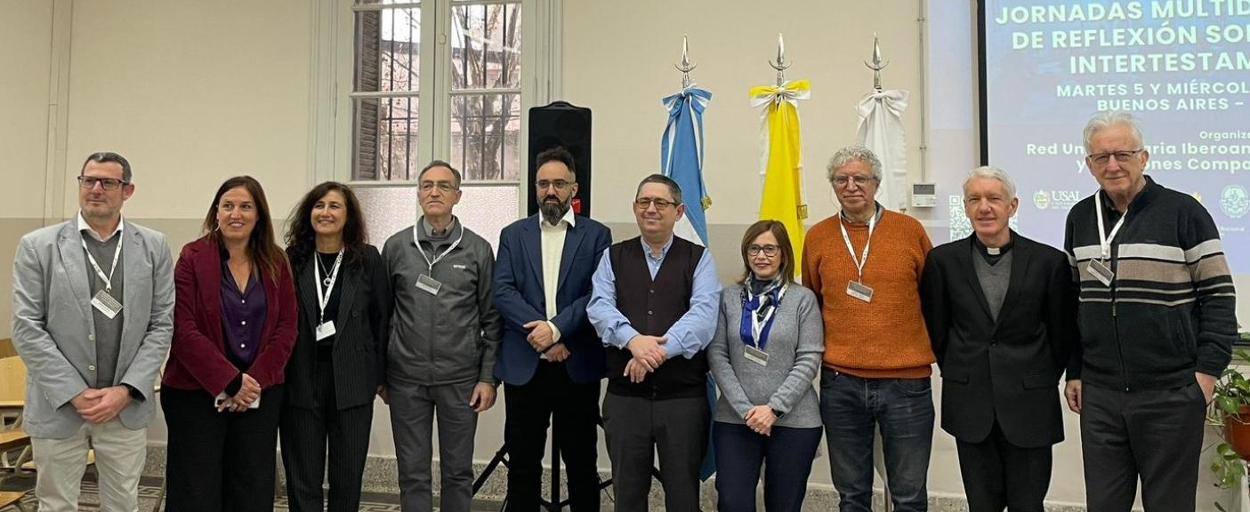 Autoridades de distintas Universidades Nacionales junto con la Decana de la Facultad de Filosofía, Historia, Letras y Estudios Orientales de la USAL, Dra. Claudia Pelossi. 