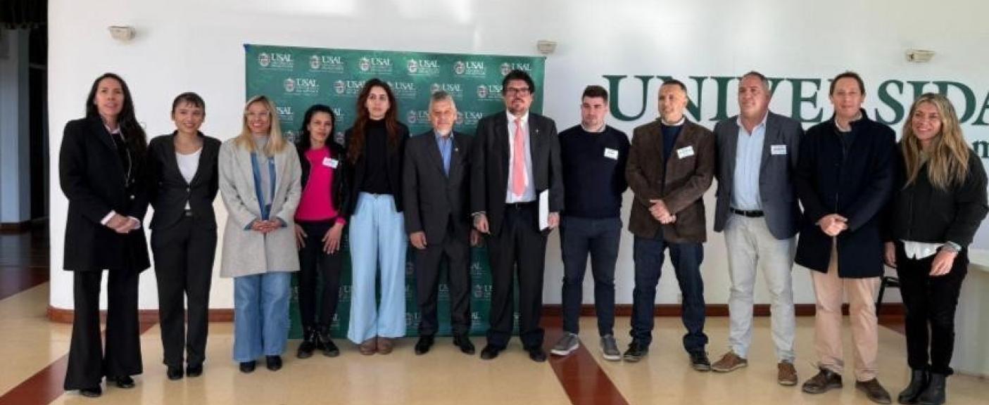 Los candidatos presentes en el primer encuentro junto con Profesores y Directivos.
