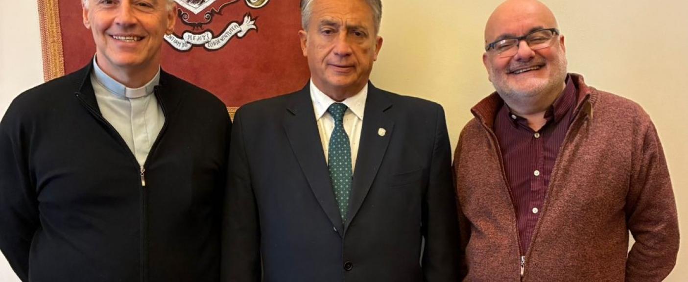 Carlos Ignacio Salvadores de Arzuaga, Rector de la USAL, junto al Rector de la Escuela Universitaria de Teología, Pbro. Dr. Luis Albóniga y de su Vicerrector, Prof. Rubén Primo Fernández.