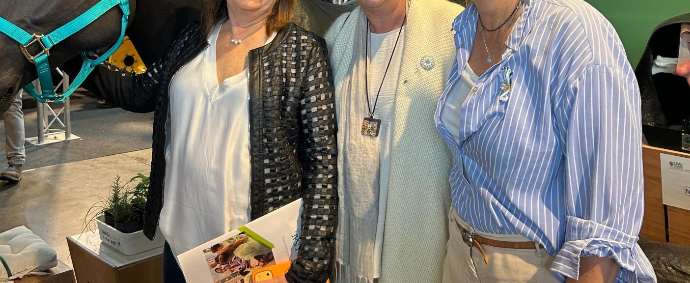 Patricia Bullrich, Senadora de la Nación, junto a Marina Sansiñena, Decana de la Facultad de Ciencias Agrarias y Veterinarias y la Vicerrectora Académica, Romina Cavalli.