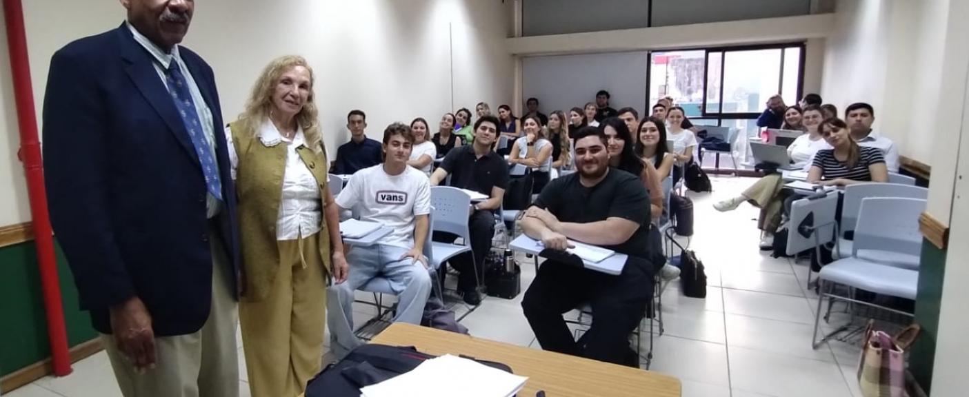 Robert Cottrol con las docentes de la USAL Andrea Schvindtt, Susana López y los estudiantes. 