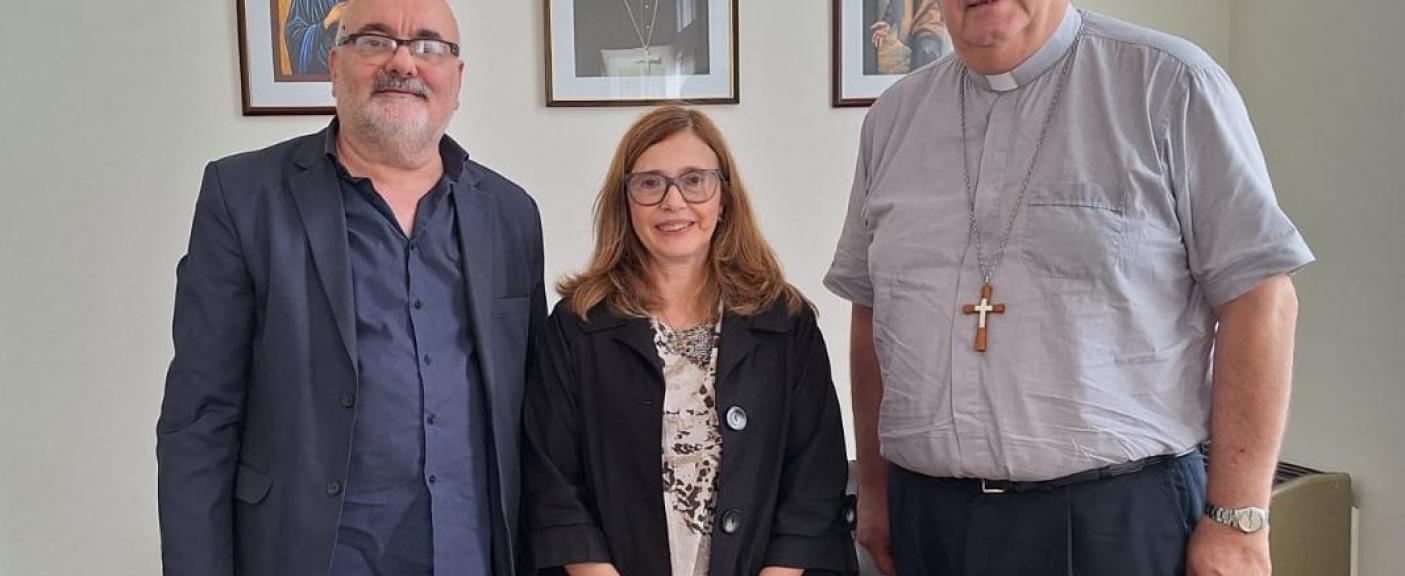 La Dra. Claudia Teresa Pelossi junto al Obispo, Mons. Ernesto Giobando S.J. y el Vicerrector de la EUT, Mgtr. Rubén Primo Fernández.