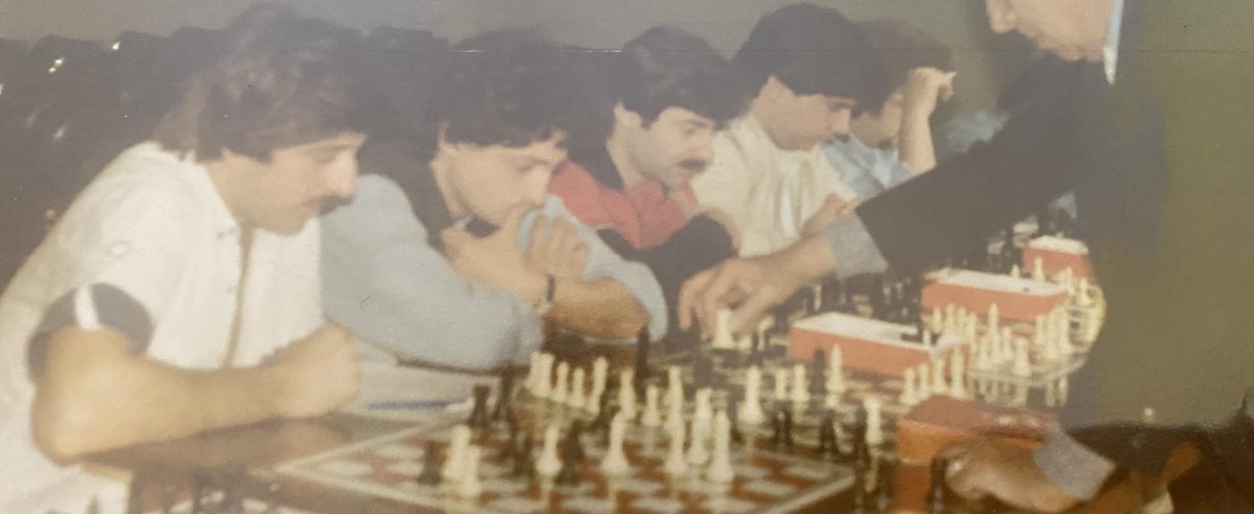 Una mañana de un sábado de 1984 simultáneas de ajedrez en Ciencias Jurídicas, organicé como alumno por el médico Doctor Pedro Martínez Acosta.