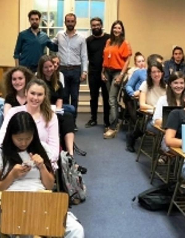 La Decana junto a los alumnos.