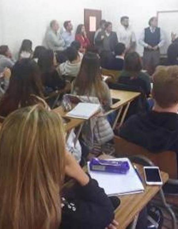 Emb. (r) Julio Ramón Lascano y Vedia y Claudio Pérez Paladino junto a los alumnos
