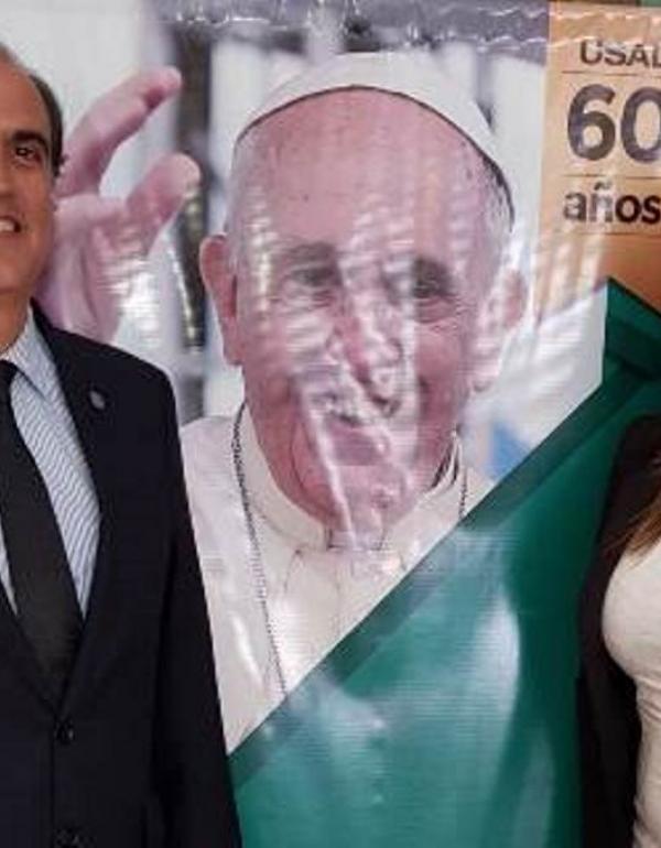 Julio Ramón Lascano y Vedia con la decana de la facultad de Ciencias Sociales, Mariana Colotta