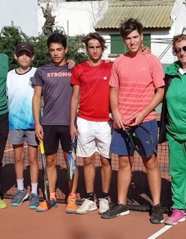 Lucas Villarroel, Federico Giovanniello, Tomás Costanzo, Mateo Del Pino y Martín Palamarchiuk y la profesora Alejandra Castiñeira de Dios