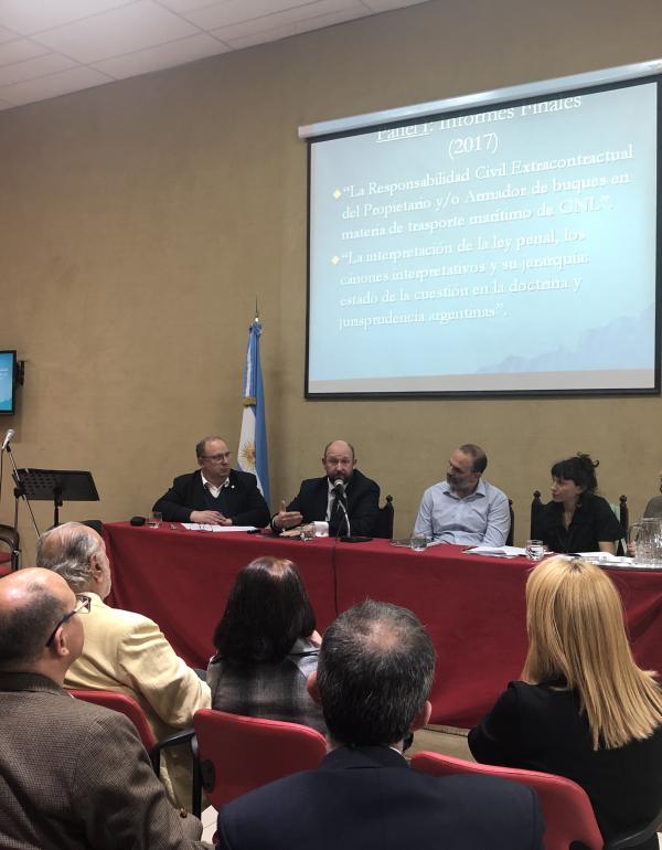 Dr. Juan Carlos Frontera junto a los investigadores del Proyecto “La responsabilidad Civil Extracontractual del Propietario y/o Armador de buques en materia de transporte marítimo de gas natural licuado (GNL)” 
