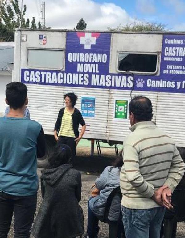 La directora del proyecto de investigación, Alejandra Muñoz, al frente de la charla sobre prevención de enfermedades zoonóticas