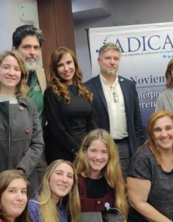 alumnos y graduados de la Lic. en Interpretación con Sebastián Riveros (docente USAL); Verónica Pérez Guarnieri (Vicepresidente CTPCBA); Martín Barrère (ADICA); Verónica Tártara (Presidente ADICA); Silvana Lo Russo (Vicepresidente ADICA); y Andrea López (docente USAL)