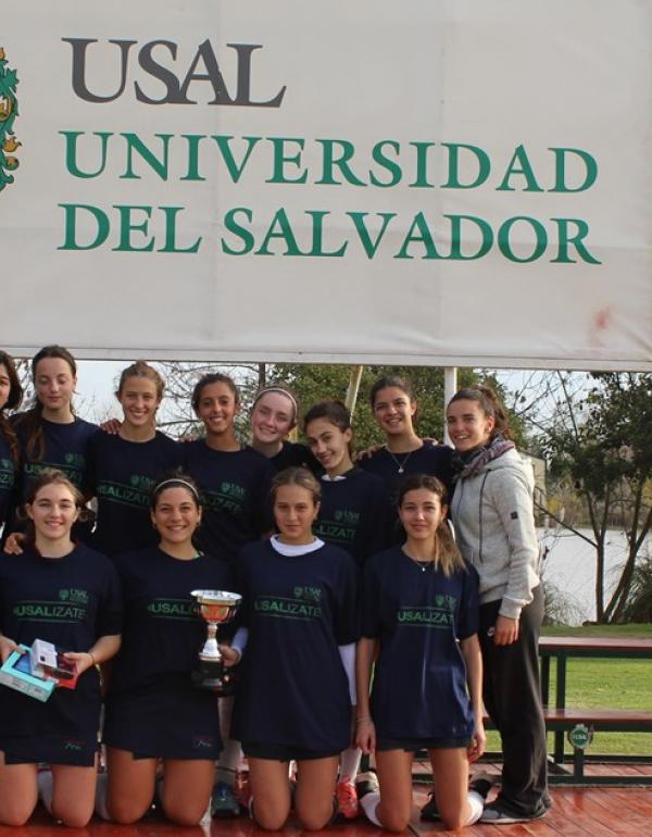Romina Cavalli, Vicerrectora Académica, junto a las ganadoras del Primer Puesto, Colegio North Hills