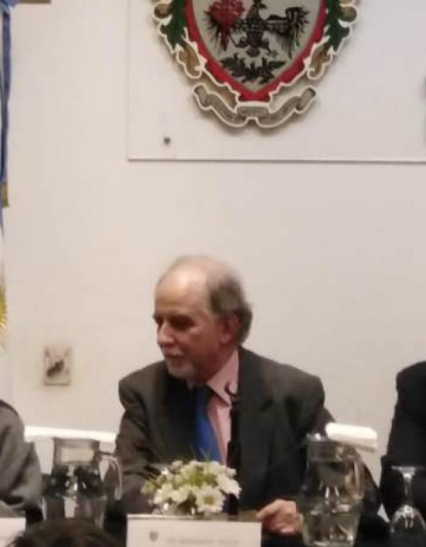 Embajadora de la República de Filipinas S.E. Linglingay Lacanlale; Dr. Bernardo Nante, Decano de la Facultad, y el Prof. Ezequiel Ramoneda