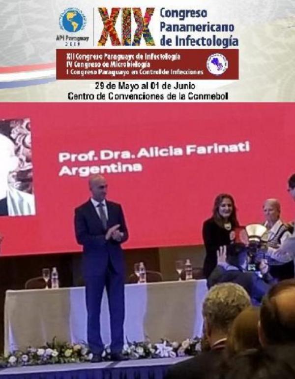 Dra. Alicia Farinatti recibiendo el reconocimiento
