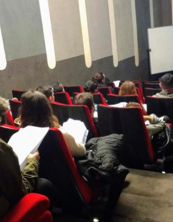 Escribana Andrea Daniela Bordicelli brindando la charla a los alumnos