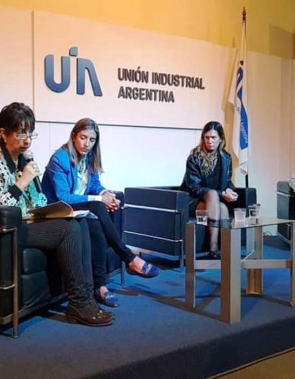 Gabriela Renault (Decana de la Facultad de Psicología y Psicopedagogía), Cecilia Retegui (Co-fundadora de Zalvais), Corina Bellani (Fundadora Pastelar) y moderadora Mercedes Lagarrigue (Dirección Nacional de Cooperación e integración Institucional. Secretaría de Gobierno de Ciencia, tecnología e Innovación productiva)