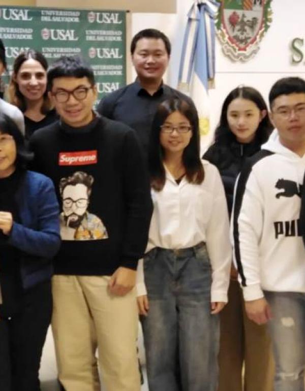 Prof. Rosalía Liang (Liang Shiau-Bo) junto al Dr. Carlos Rúa, Director de la Escuela de Estudios Orientales; y alumnos