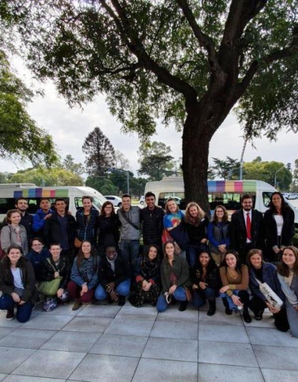 El grupo completo junto con las autoridades de la USAL en el frente del Palacio Bosch