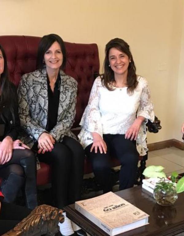 La Decana de la Facultad de Ciencias Jurídicas, Livia Uriol, junto a Silvia Bianco, Luciana Piñeiro y Lorena Tula del Miral y la Profesora Elizabeth Ortega, organizadora del evento. 