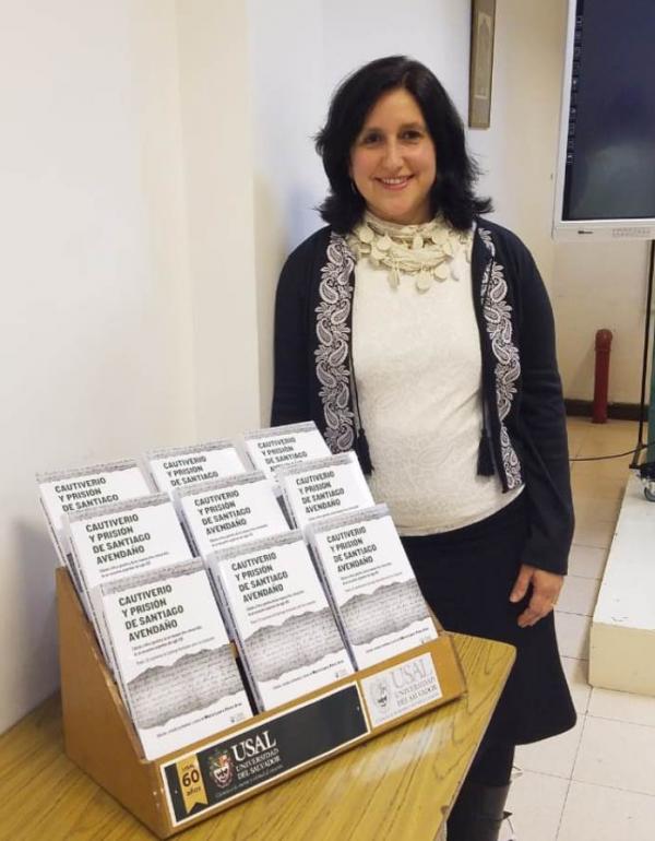 La Dra. María Laura Pérez Gras muestra los ejemplares que entregará a investigadores y docentes del Lit. Argentina del siglo XIX