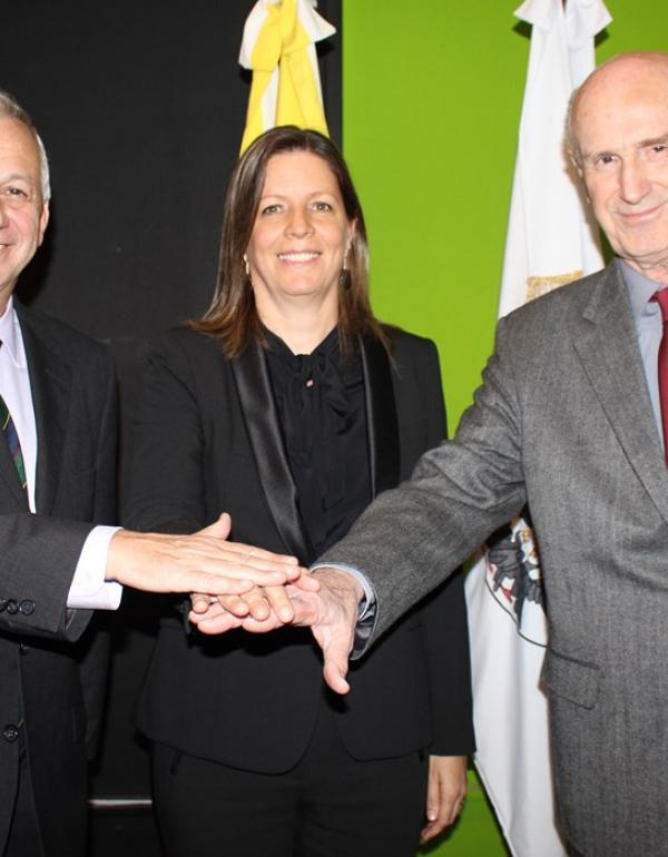 Decano de la Facultad de Medicina, Dr. Daniel Martínez; Vicerrectora Académica, Dra. Romina Cavalli; y Decano Emérito de la Facultad de Medicina, Jorge César Martínez. 