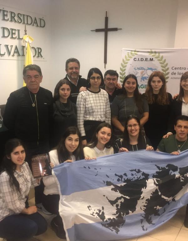 Luis Marino, Marcos Falcón, Carlos Domínguez, Lic. Hugo Díaz, Enrique Momigliano, Dra. Marina Guidotti y alumnos de la Escuela de Letras.