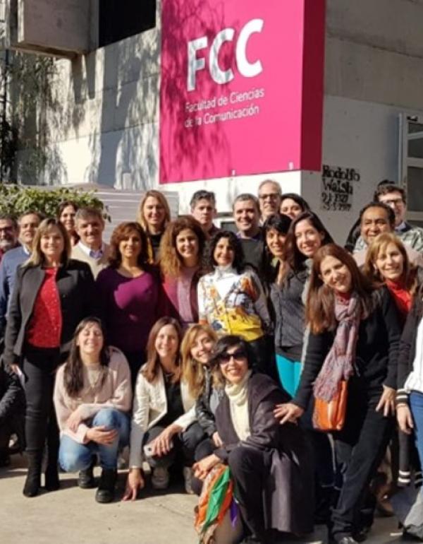 La directora de la carrera de Periodismo, Ana Laura García Luna, junto a representantes de las 23 universidades que integran FADECCOS