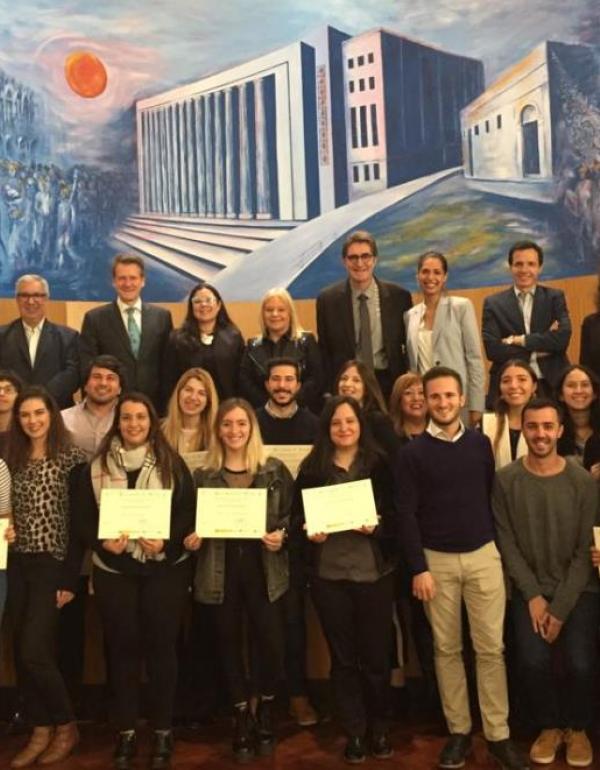 La vemos en la foto de la ceremonia de clausura y entrega de diplomas y con la nueva Embajadora, S.E. Claudia Scherer-Effosse, durante la recepción de apertura en la Embajada de Francia.